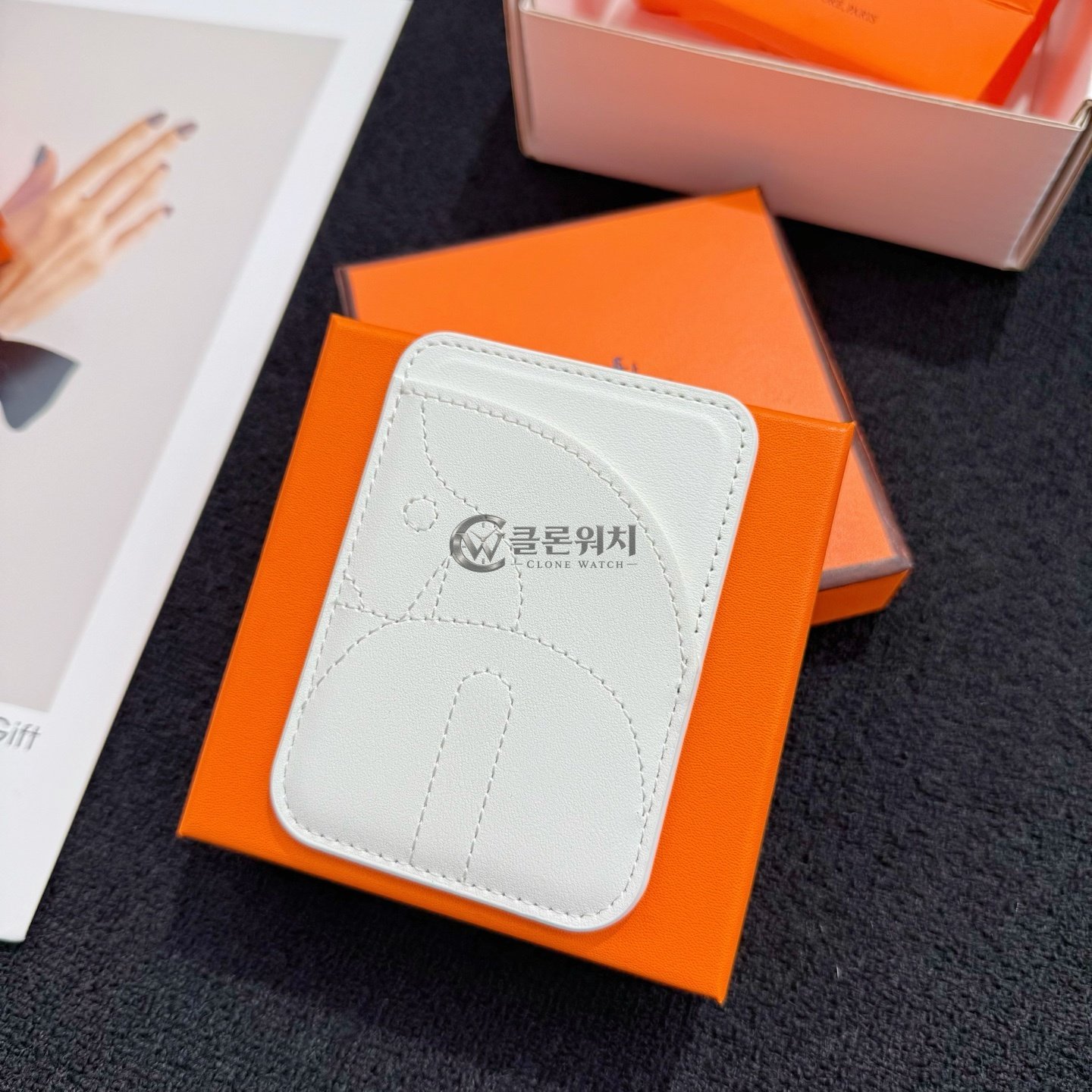 에르메스 Hermès “Horse” MagSafe Card Holder, White