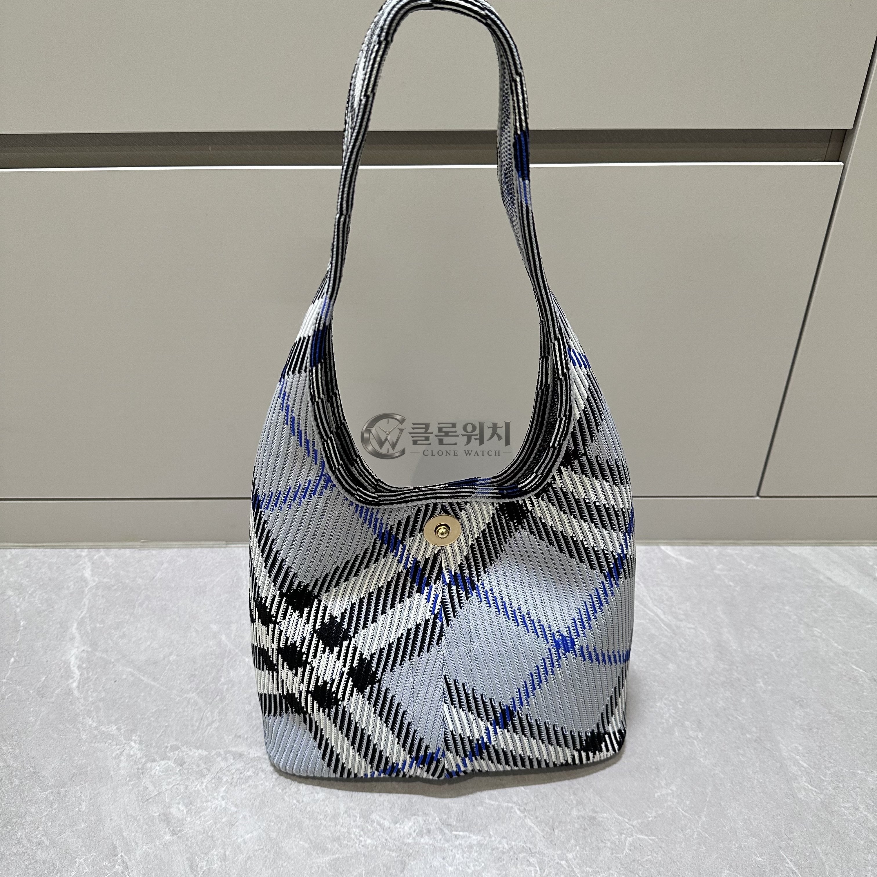 버버리 Burberry Margate Crochet Check Raffia Shoulder Bag in Blue