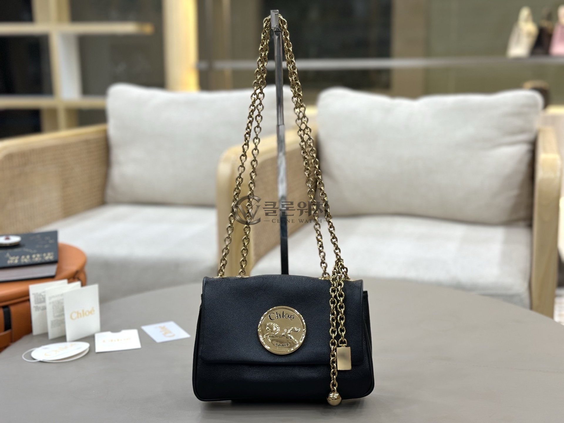 끌로에 Chloé Heritage Medallion Crossbody Bag in Black