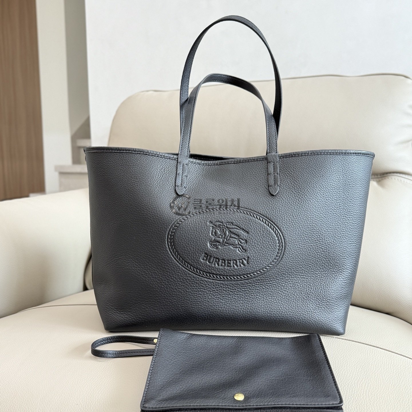 버버리 Burberry Medium Highlands Tote in Black