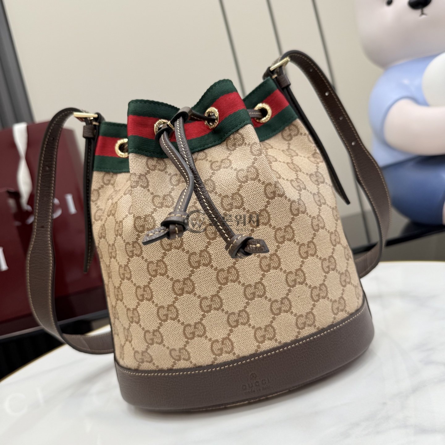 구찌 GUCCI Beige and Ebony GG Canvas Web Bucket Bag Beige/Brown