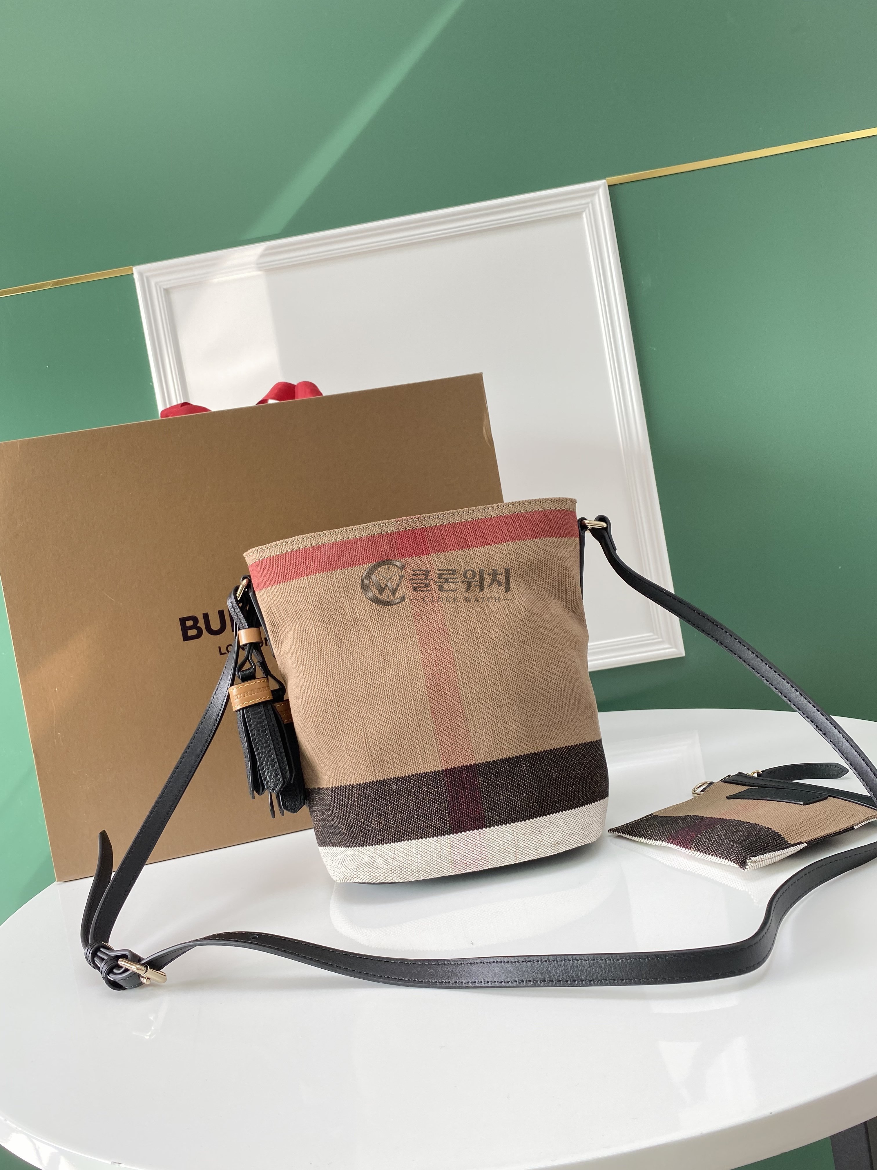 버버리 Burberry Vintage Check Bucket Bag in Archive Beige