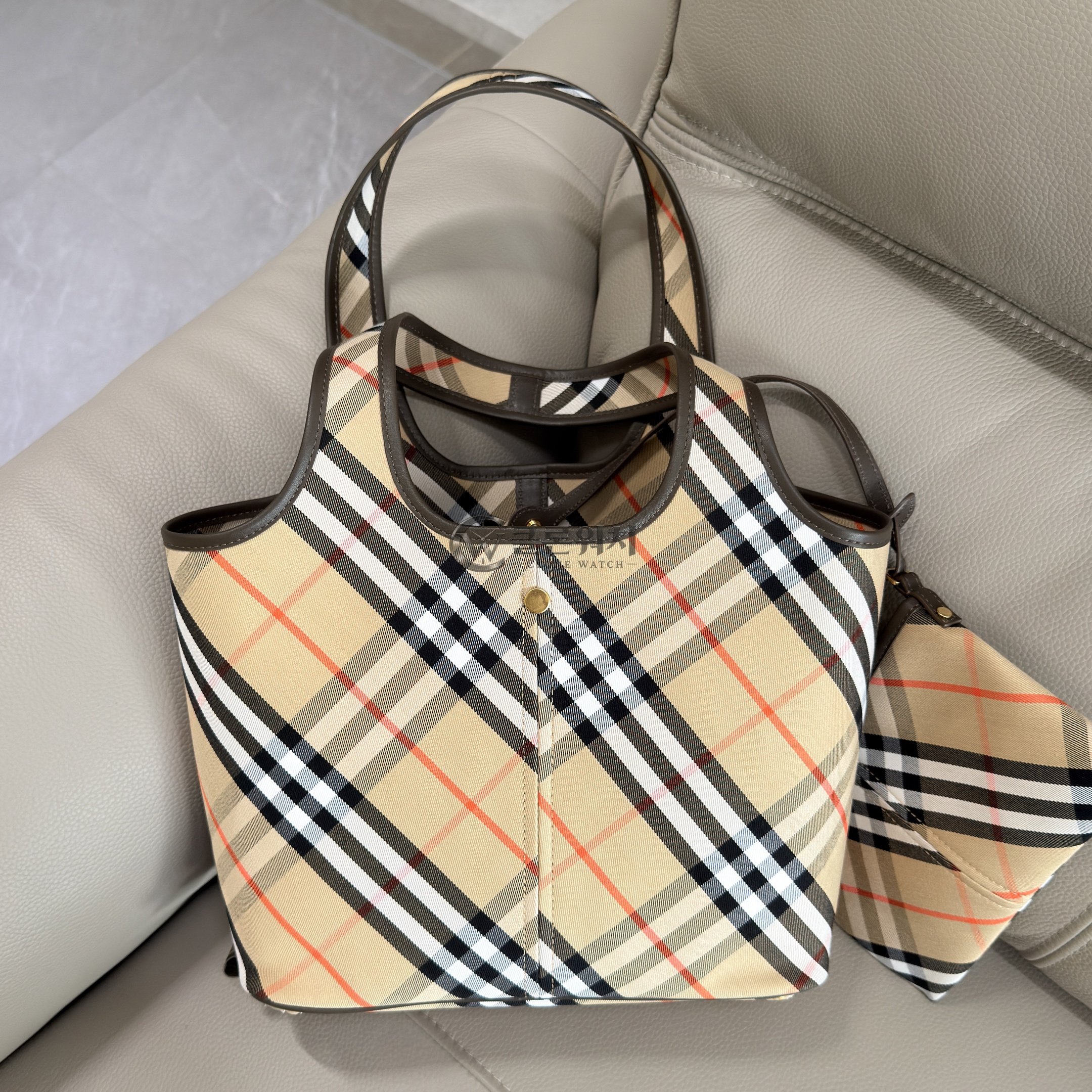 버버리 Burberry Small Check Tote with Detachable Pouch Archive beige