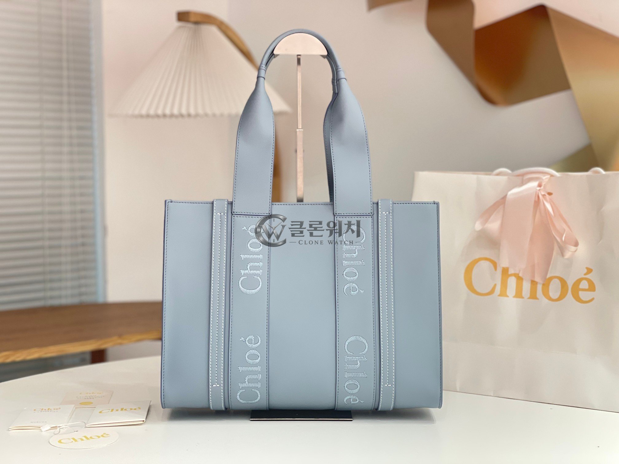 끌로에 라이트 블루 우디 토트백