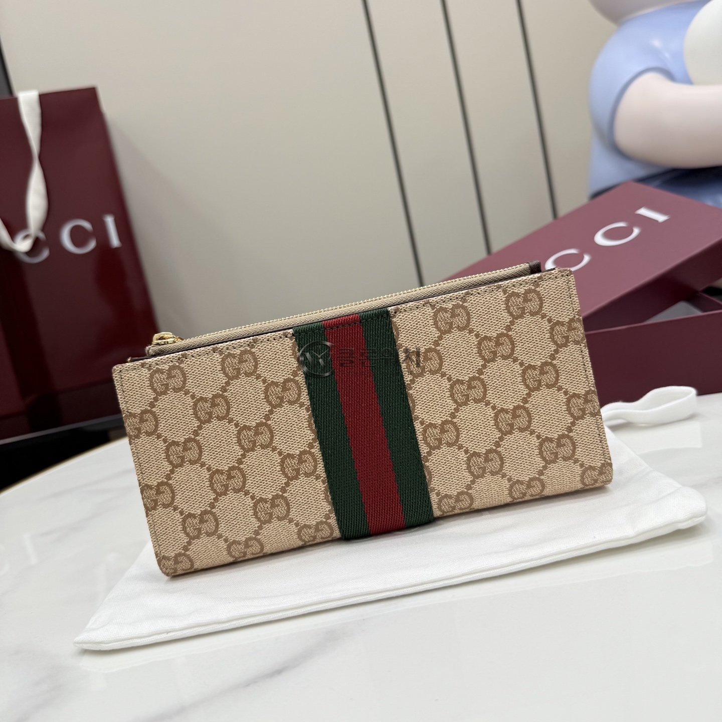 구찌 GUCCI Mini Pouch with Web in Beige and Brown GG Canvas