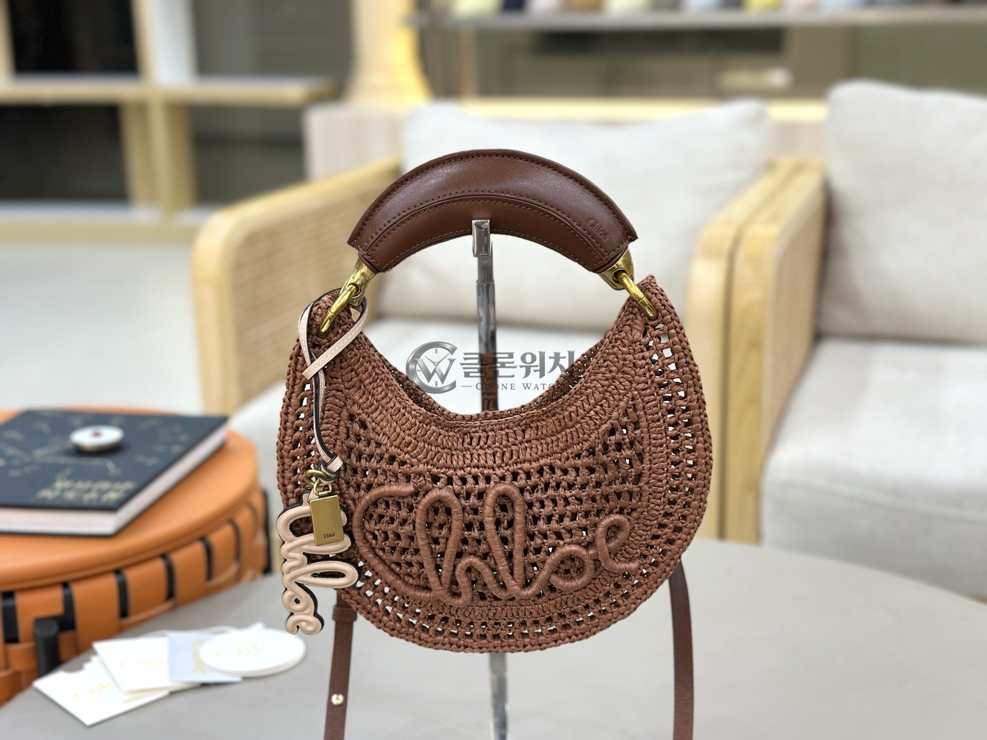끌로에 Chloé Summer Banana Hobo Bag in Clay Brown Crochet Raffia
