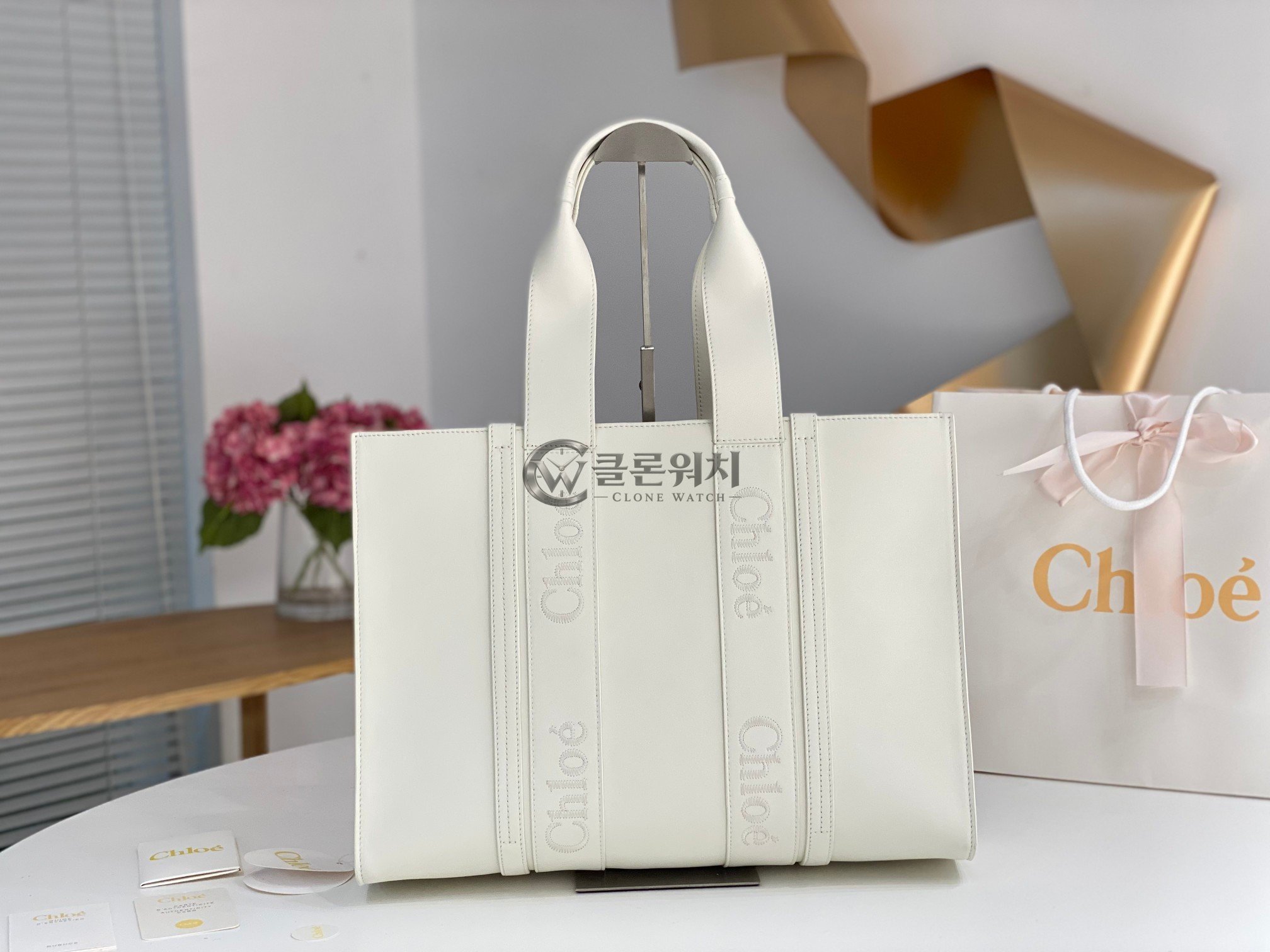 끌로에 라지 우디 레더 토트백 화이트