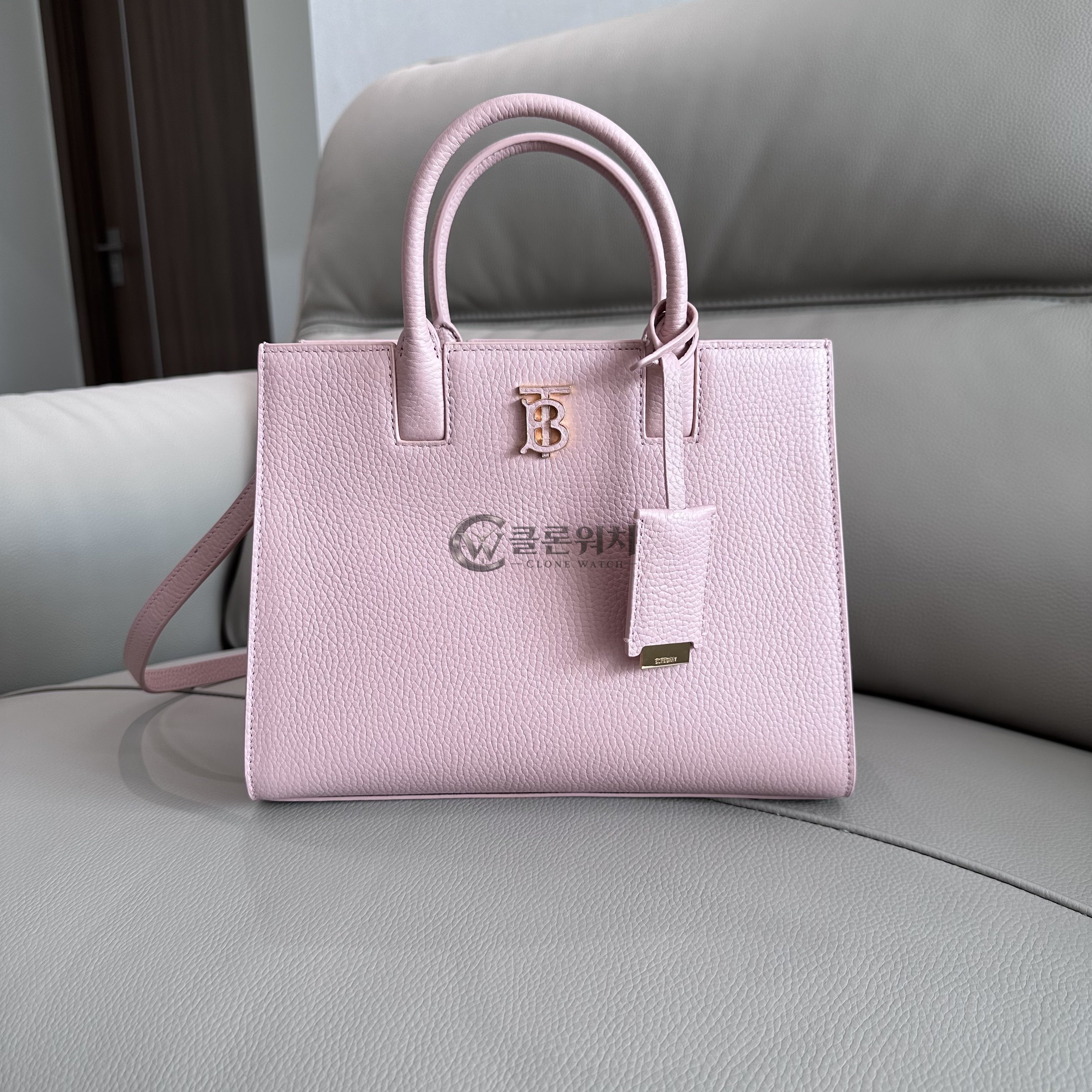 버버리 Burberry Small Frances Tote in Pink