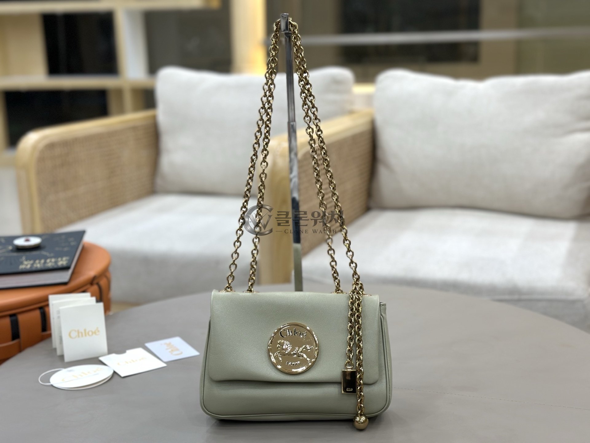 끌로에 Chloé Small Heritage Shoulder Bag in Leather — Light Green