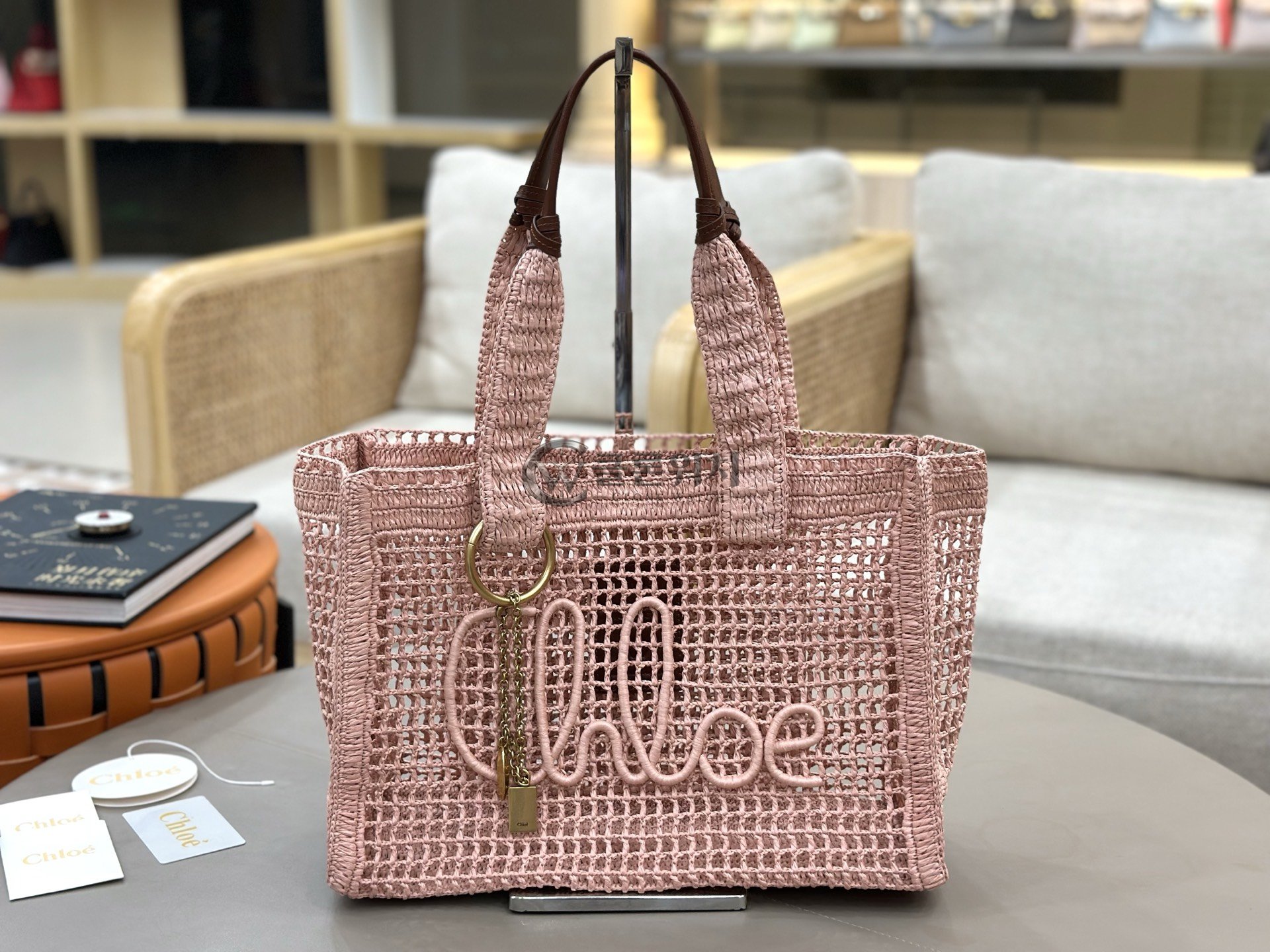 끌로에 Chloé Summer Banana Crochet Tote Bag in Pink