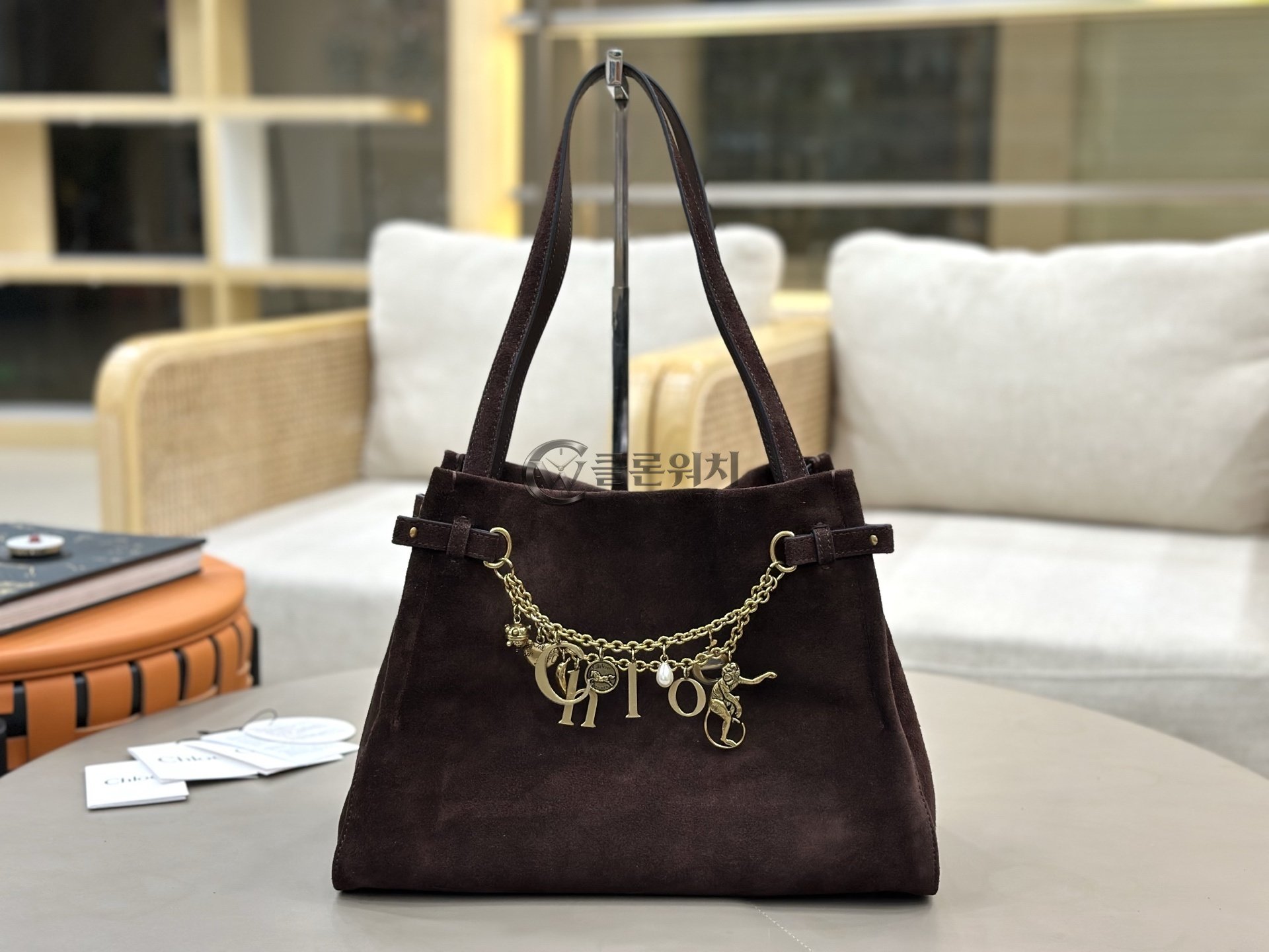 끌로에 Chloé Large Spin Suede Tote Bag in Dark Brown
